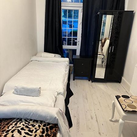 Happy Hours Home Stay Лондон Екстериор снимка
