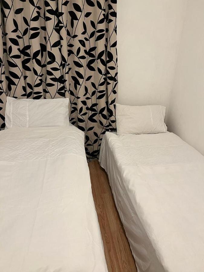 Happy Hours Home Stay Лондон Екстериор снимка