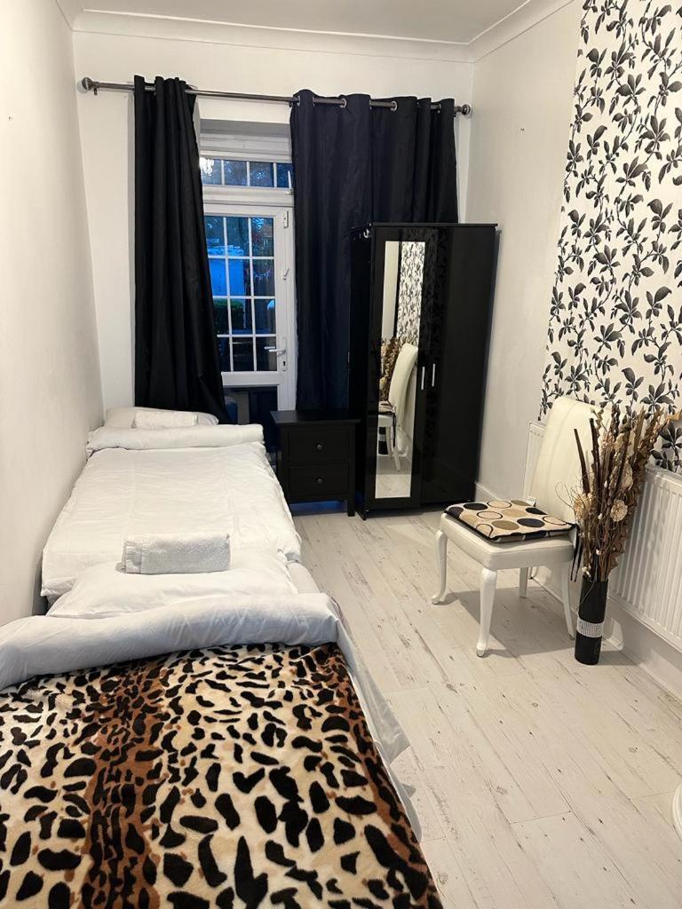 Happy Hours Home Stay Лондон Екстериор снимка