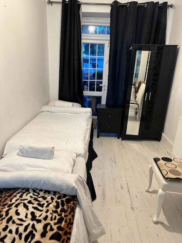 Happy Hours Home Stay Лондон Екстериор снимка